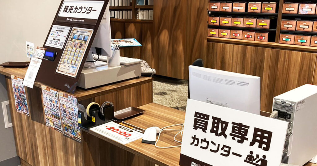 トレーディングカードゲームショップのレジカウンター