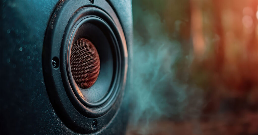 エコーキャンセル技術を象徴するスピーカーと音波のイメージ