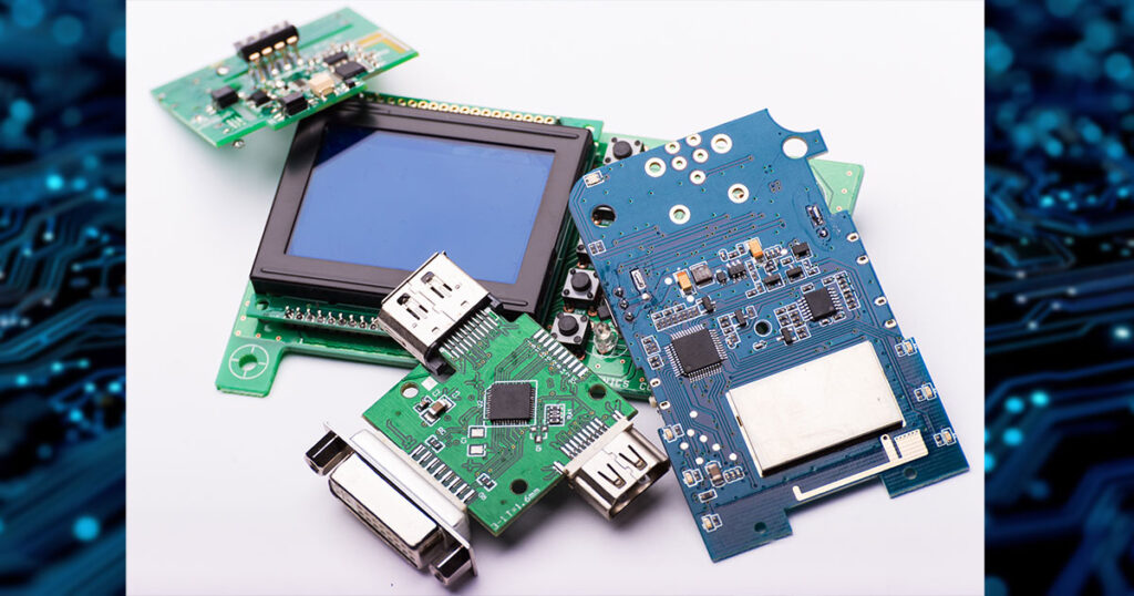 電子回路基板と組み込み機器のPCB設計イメージ。マイクロコントローラーやインターフェースを備えた基板が並ぶ。